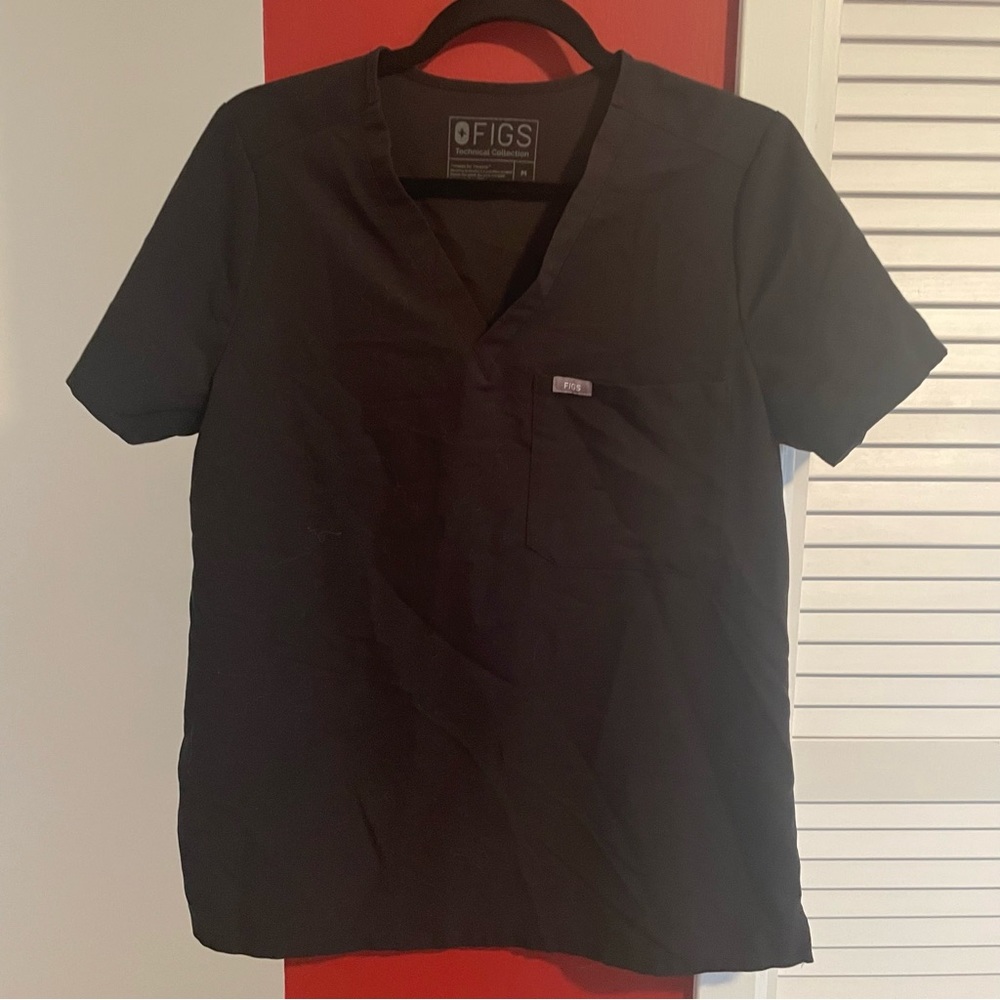 Figs scrub top in black